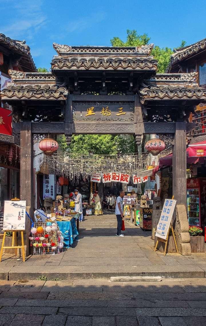 解锁问题新视角,来墨西哥一名说唱歌手将金链植入头皮,你对这种审美有什么看法?吉鹿力问答社区